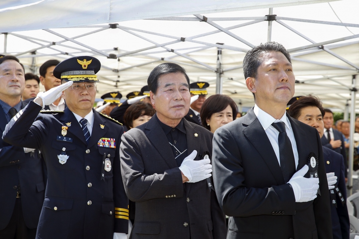 20230606-015[_P7U4307-1-제68회 현충일 충혼탑 추념.jpg