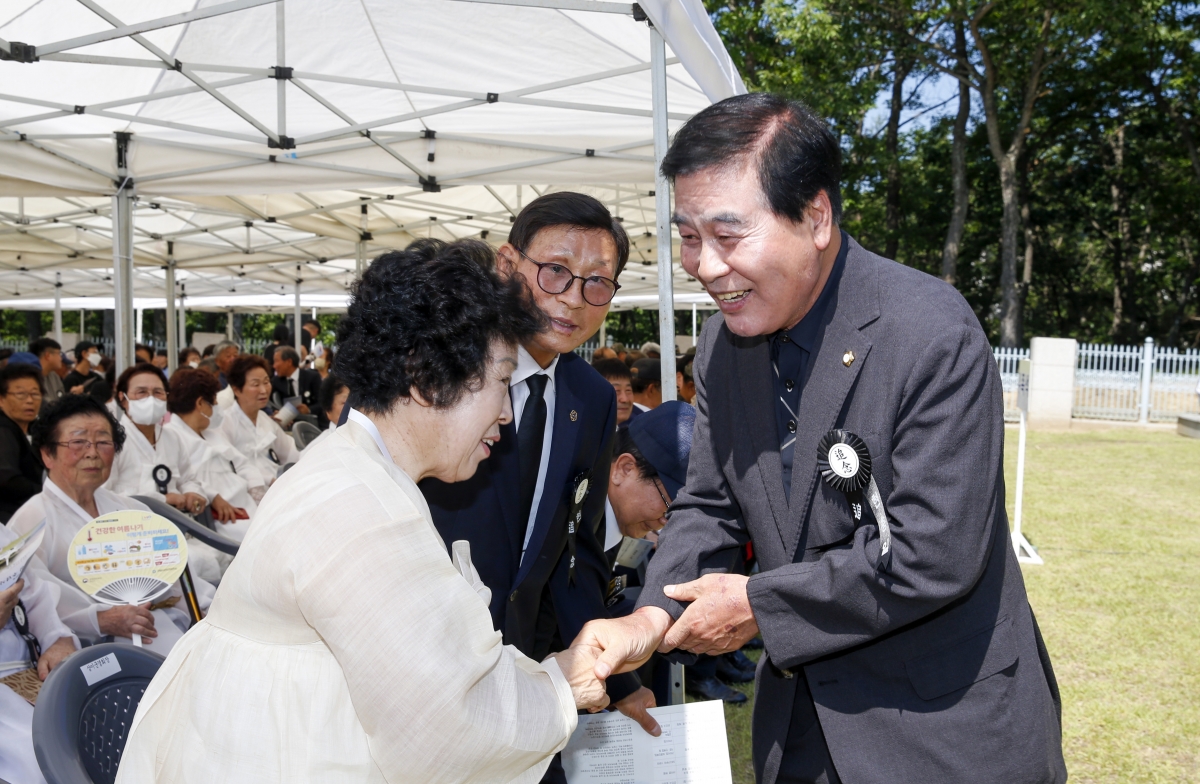20230606-012[_P7U4302-1-제68회 현충일 충혼탑 추념.jpg