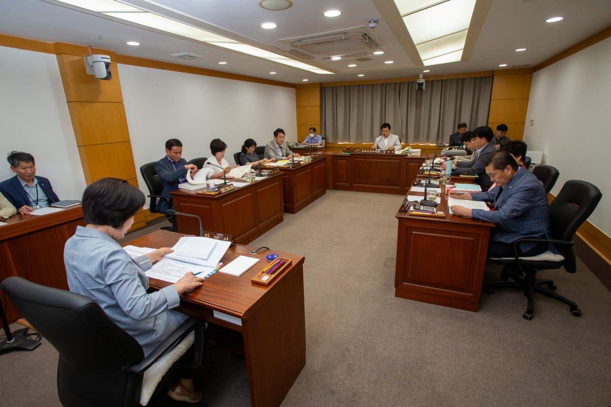 20230619-002[_P7U6045-제268회 정례회 의회운영위원회 소관 2022회계연도 세입・세출 결산 승인안 예비심사활동.JPG