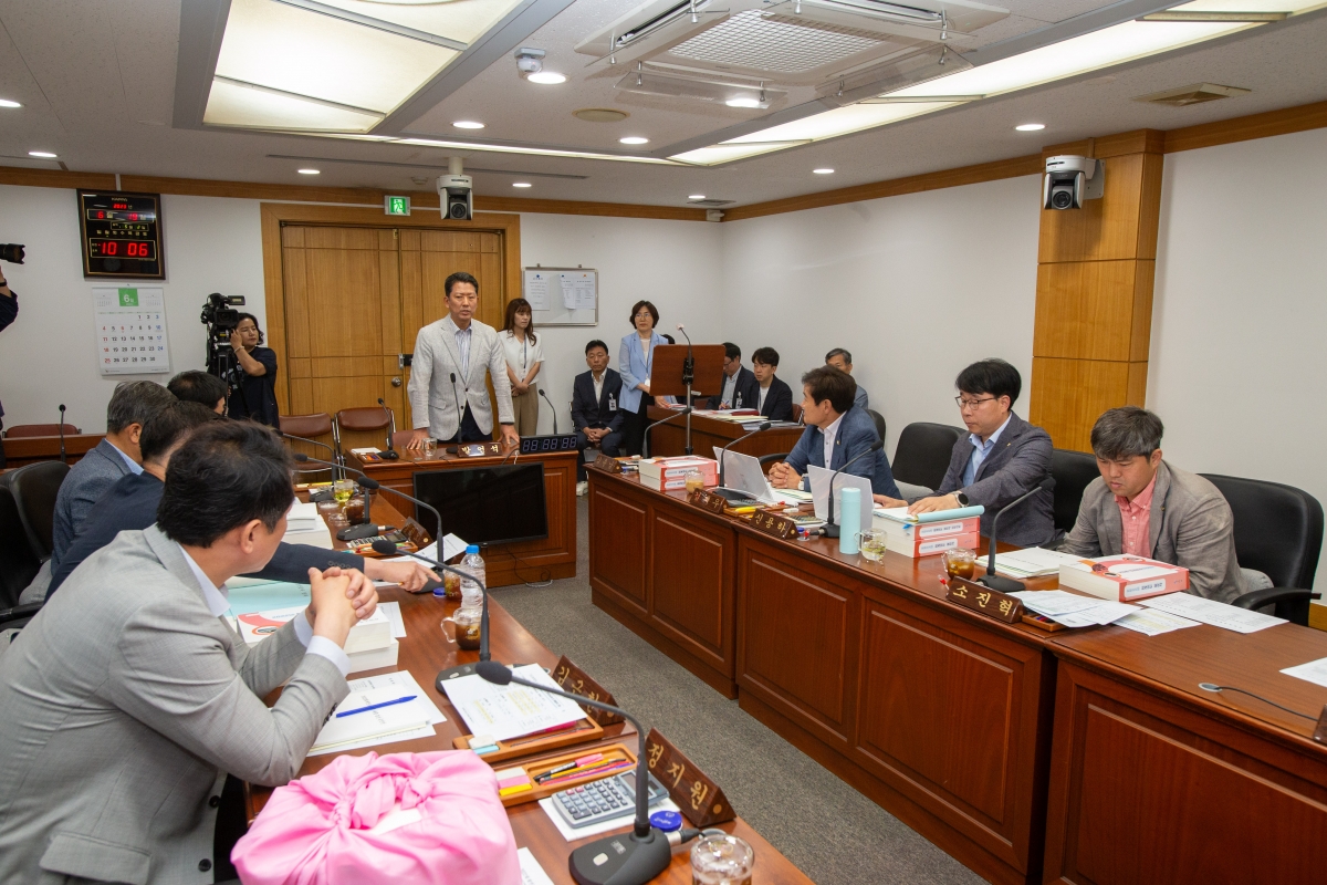 20230619-007[_P7U6063-제268회 정례회 기획행정위원회 소관 2022회계연도 세입・세출 결산 승인안 예비심사활동.JPG