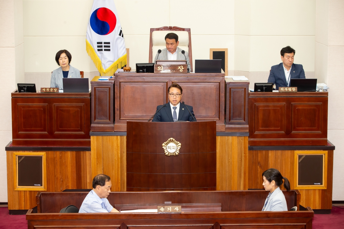 20230623-027[_P7U6504-제268회 정례회 제2차 본회의시 김민성 산업건설위원회 간사 상임위원회 심사결과보고.JPG