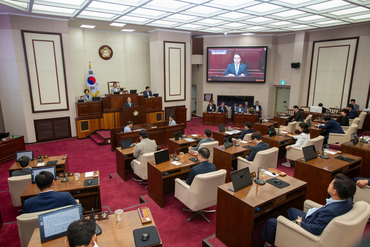 20230623-029[_P7U6510-제268회 정례회 제2차 본회의시 김민성 산업건설위원회 간사 상임위원회 심사결과보고.JPG