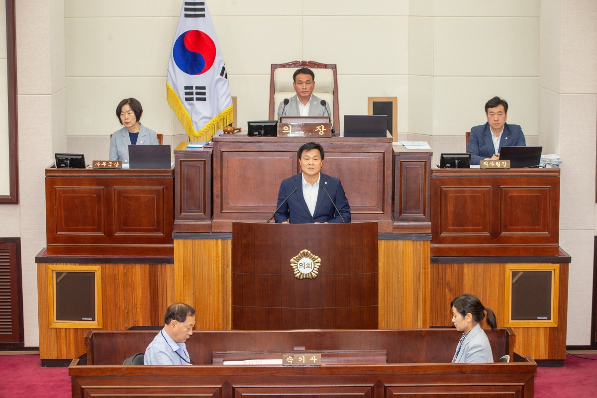 20230623-039[_P7U6538-제268회 정례회 제2차 본회의시 김영태 의회운영위원장 2023년도 행정사무감사 활동결과보고.JPG