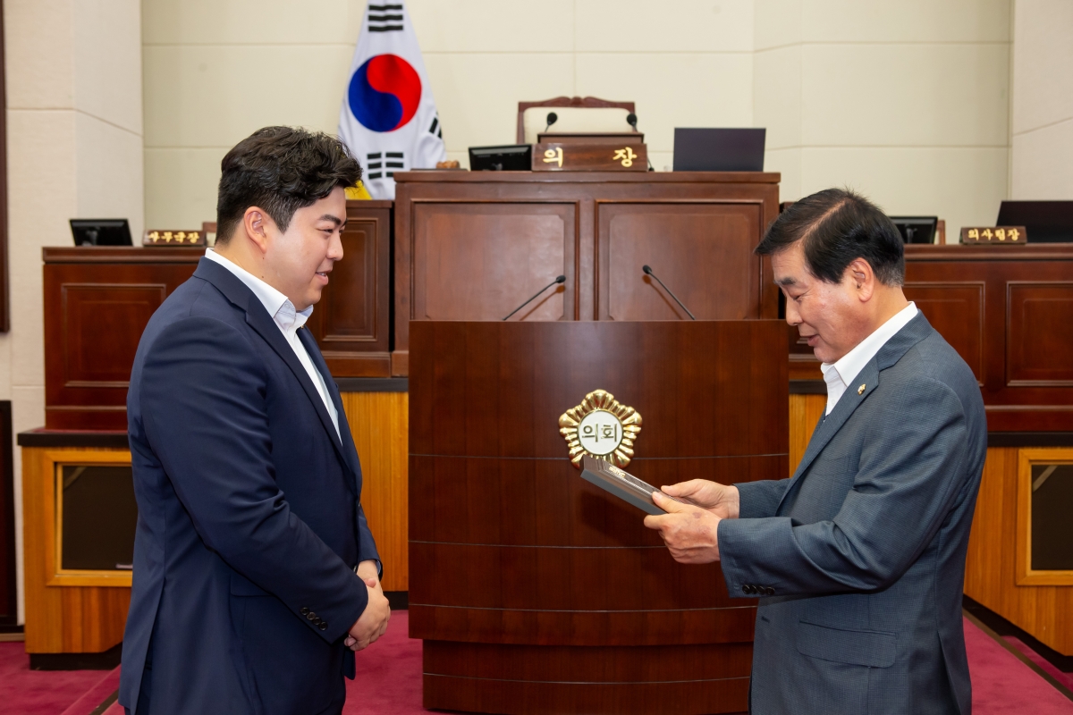 20230705-027[_P7U7732-제9대 구미시의회 개원 1주년 기념행사시 행정사무감사 우수 의원 및 공무원 표창.JPG