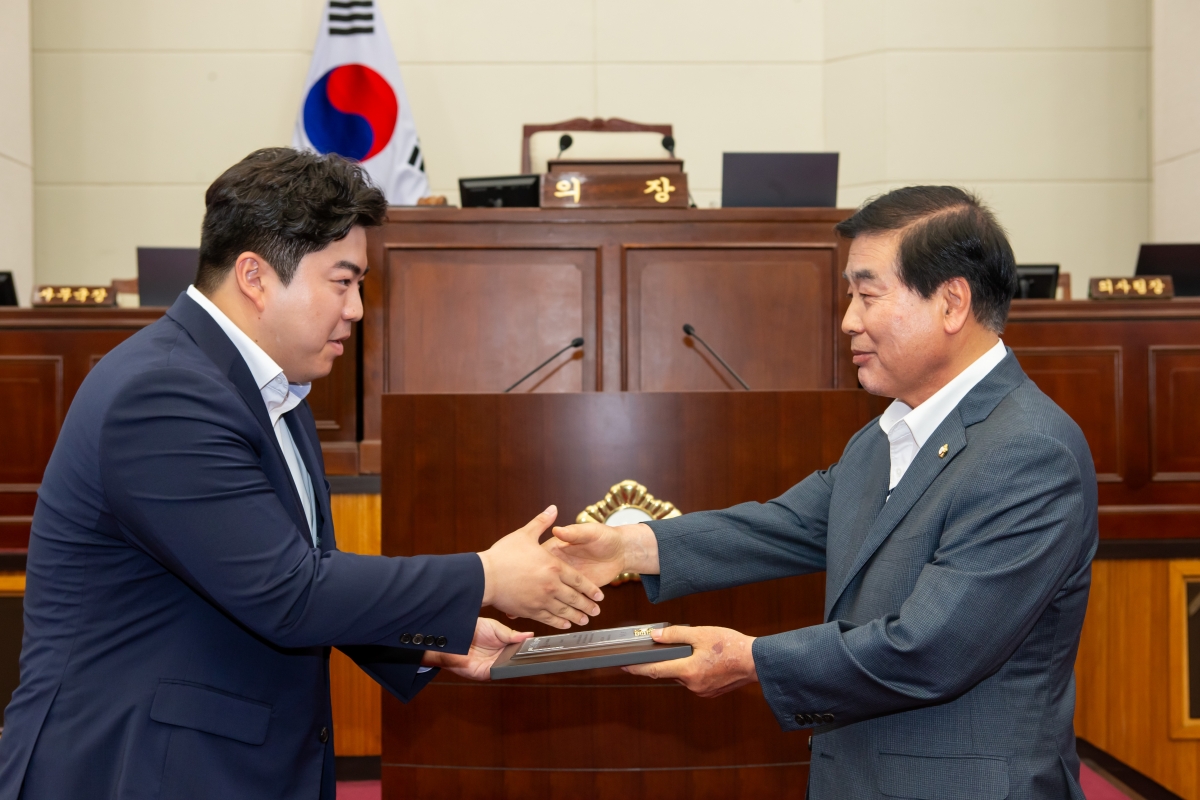 20230705-028[_P7U7735-제9대 구미시의회 개원 1주년 기념행사시 행정사무감사 우수 의원 및 공무원 표창.JPG