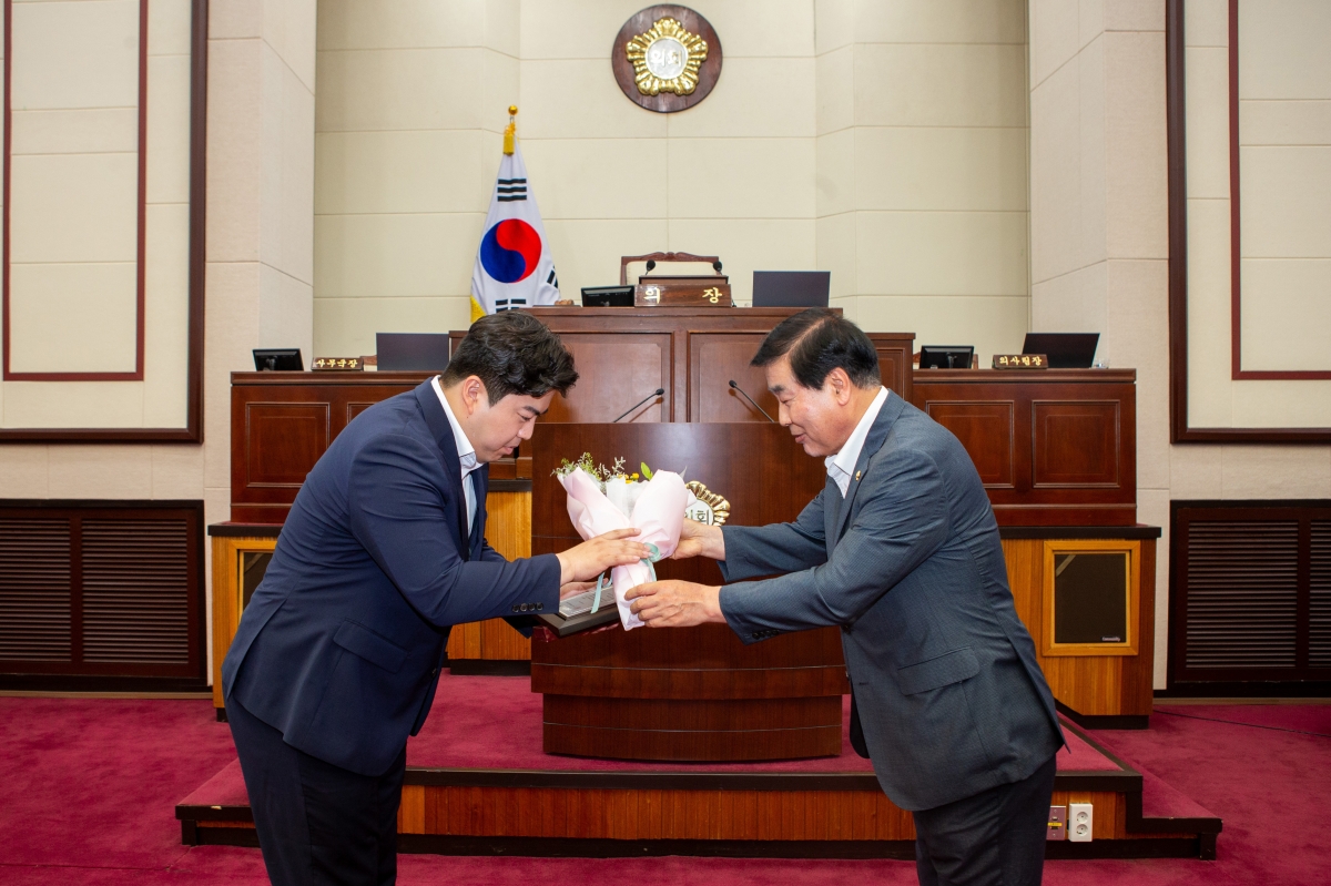 20230705-029[_P7U7738-제9대 구미시의회 개원 1주년 기념행사시 행정사무감사 우수 의원 및 공무원 표창.JPG