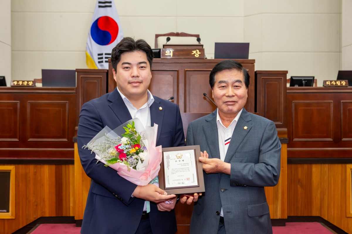 20230705-030[_P7U7742-제9대 구미시의회 개원 1주년 기념행사시 행정사무감사 우수 의원 및 공무원 표창.JPG