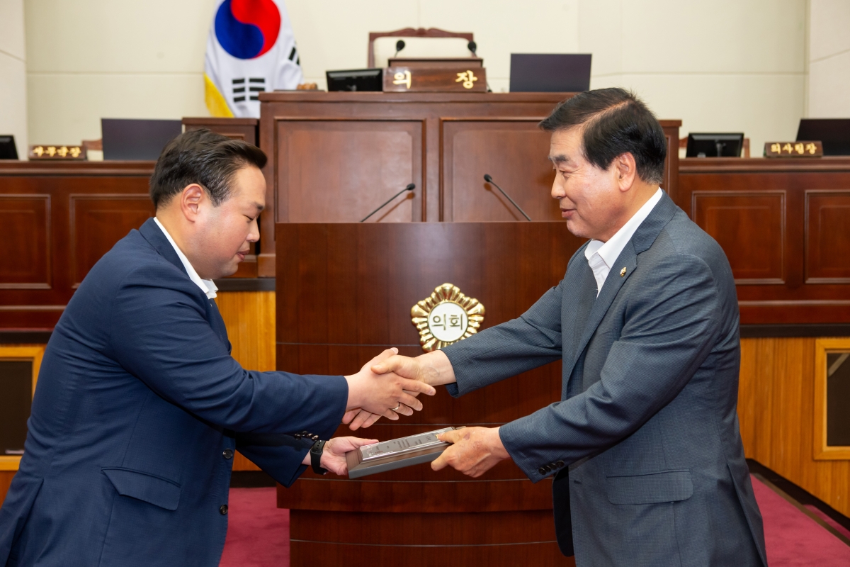 20230705-031[_P7U7745-제9대 구미시의회 개원 1주년 기념행사시 행정사무감사 우수 의원 및 공무원 표창.JPG