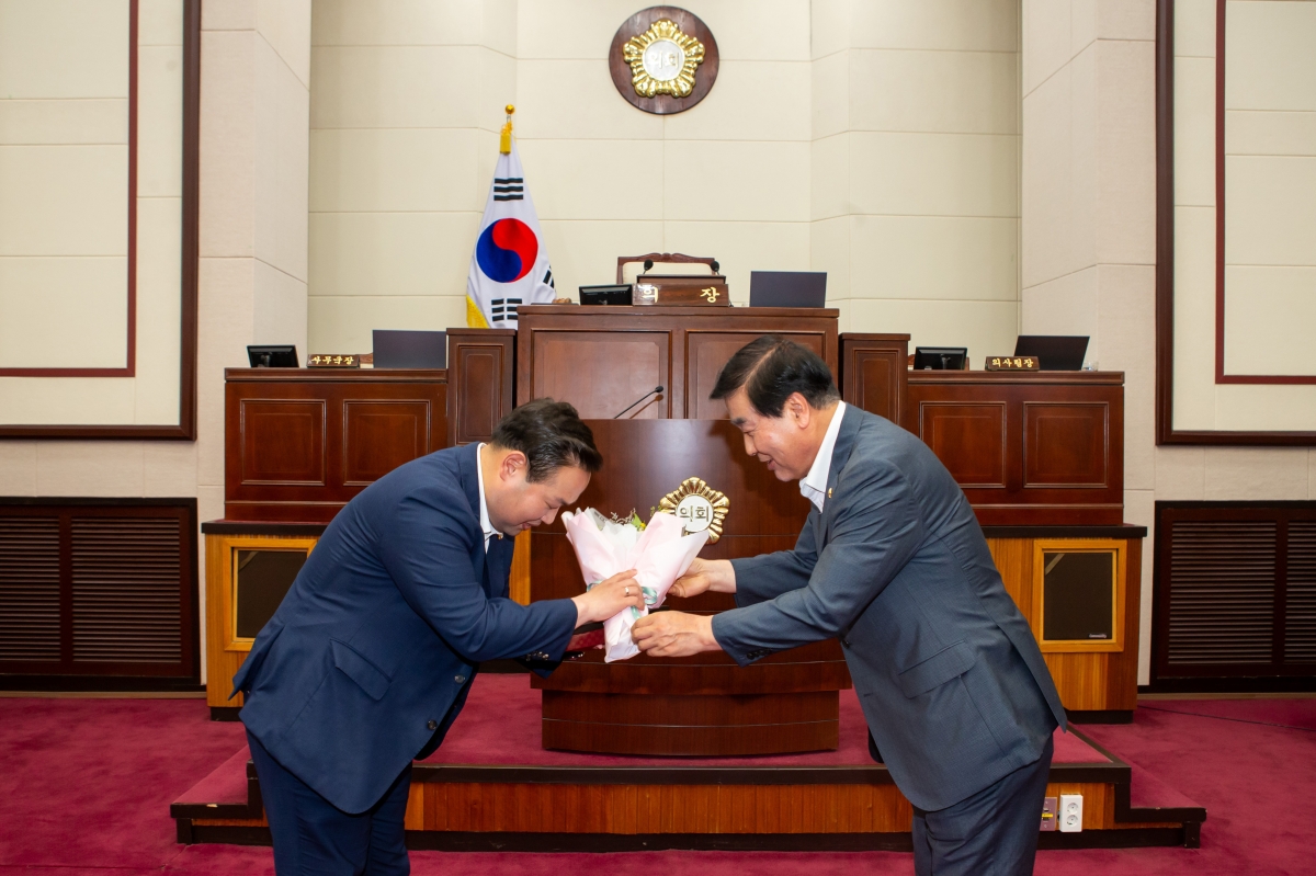 20230705-032[_P7U7747-제9대 구미시의회 개원 1주년 기념행사시 행정사무감사 우수 의원 및 공무원 표창.JPG