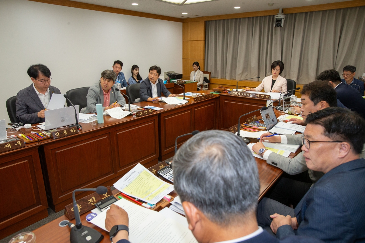 20230706-016[_P7U8016-제269회 임시회 기획행정위원회 조례안 심사활동.JPG