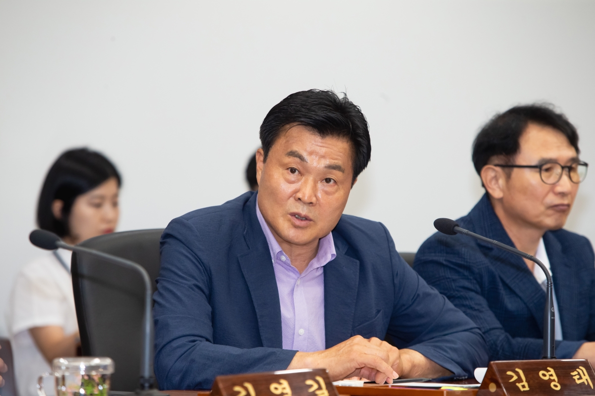 20230808-014[_P7U9780-폐회중 산업건설위원회 제6호 태풍 카눈 북상으로 인한 대처계획의 건 청취.JPG