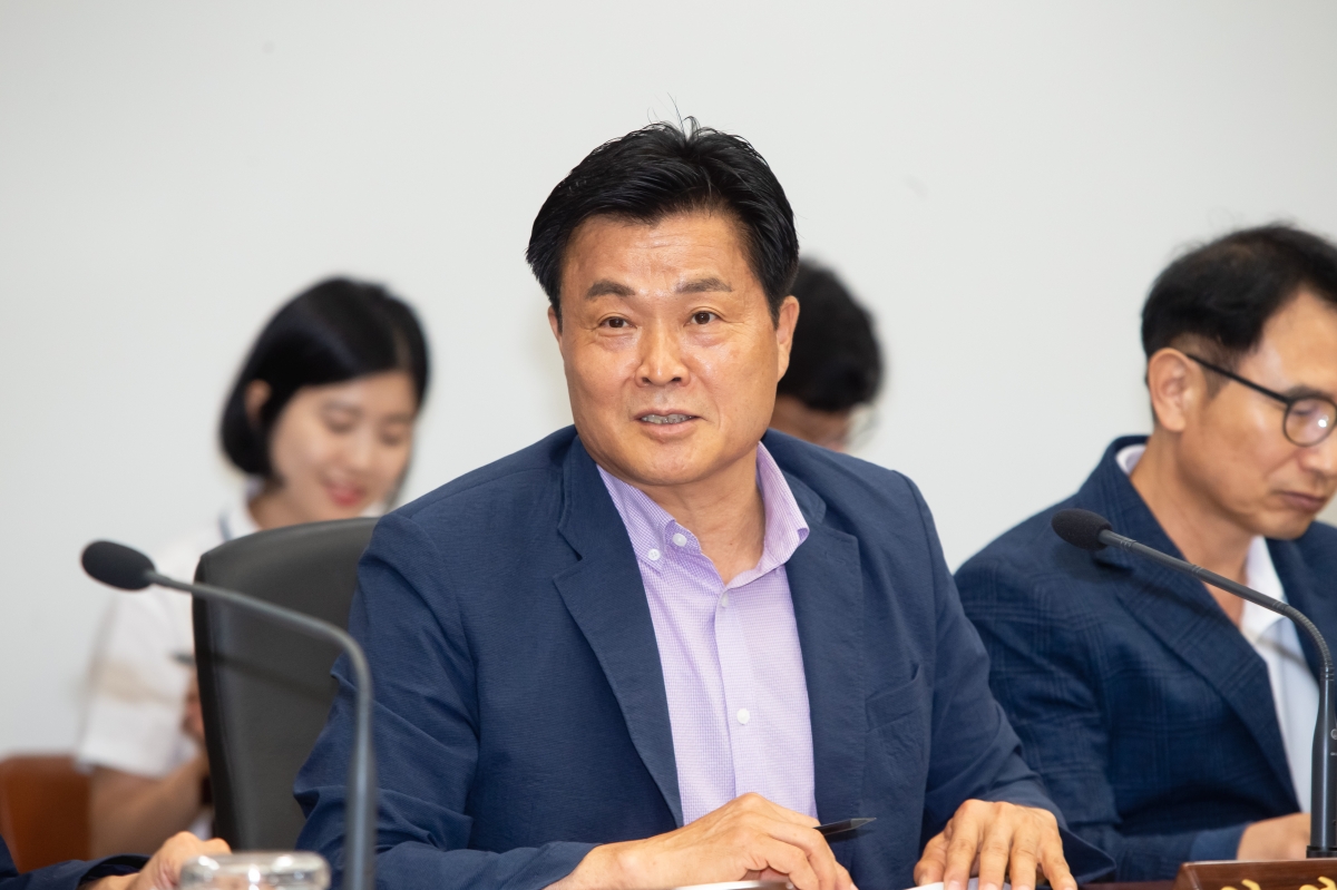 20230808-012[_P7U9773-폐회중 산업건설위원회 제6호 태풍 카눈 북상으로 인한 대처계획의 건 청취.JPG