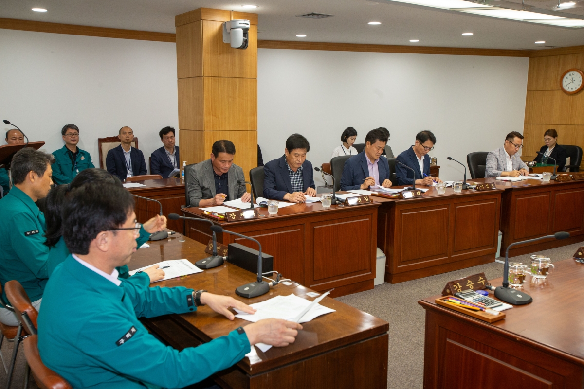 20230808-005[_P7U9756-폐회중 산업건설위원회 제6호 태풍 카눈 북상으로 인한 대처계획의 건 청취.JPG