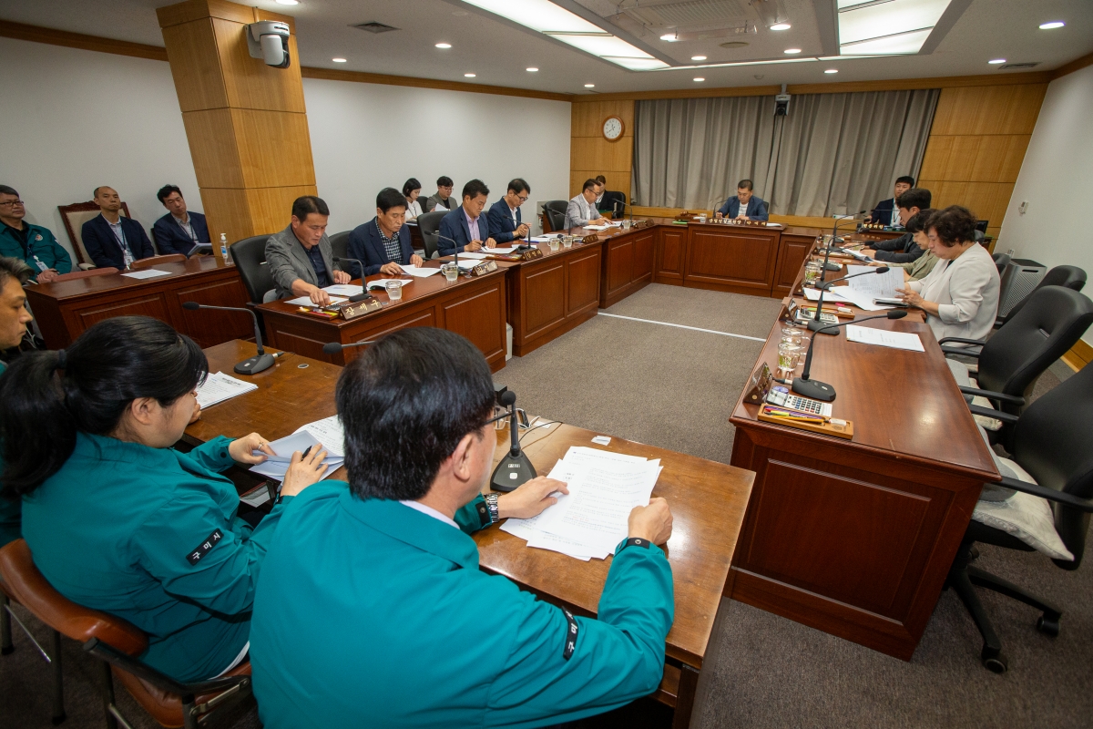 20230808-001[_P7U9751-폐회중 산업건설위원회 제6호 태풍 카눈 북상으로 인한 대처계획의 건 청취.JPG
