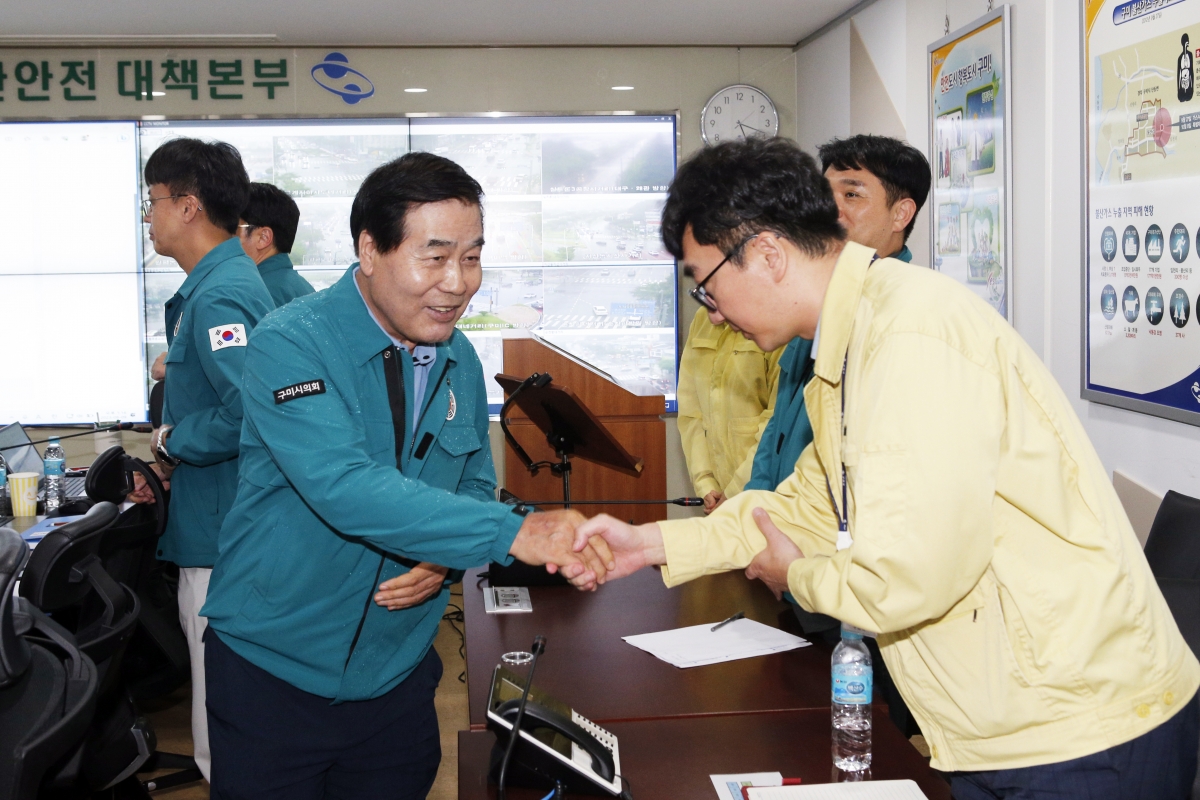 20230809-002[_P7U9797-1-제6호 태풍 카눈 구미시 재난안전대책본부 방문 격려.jpg