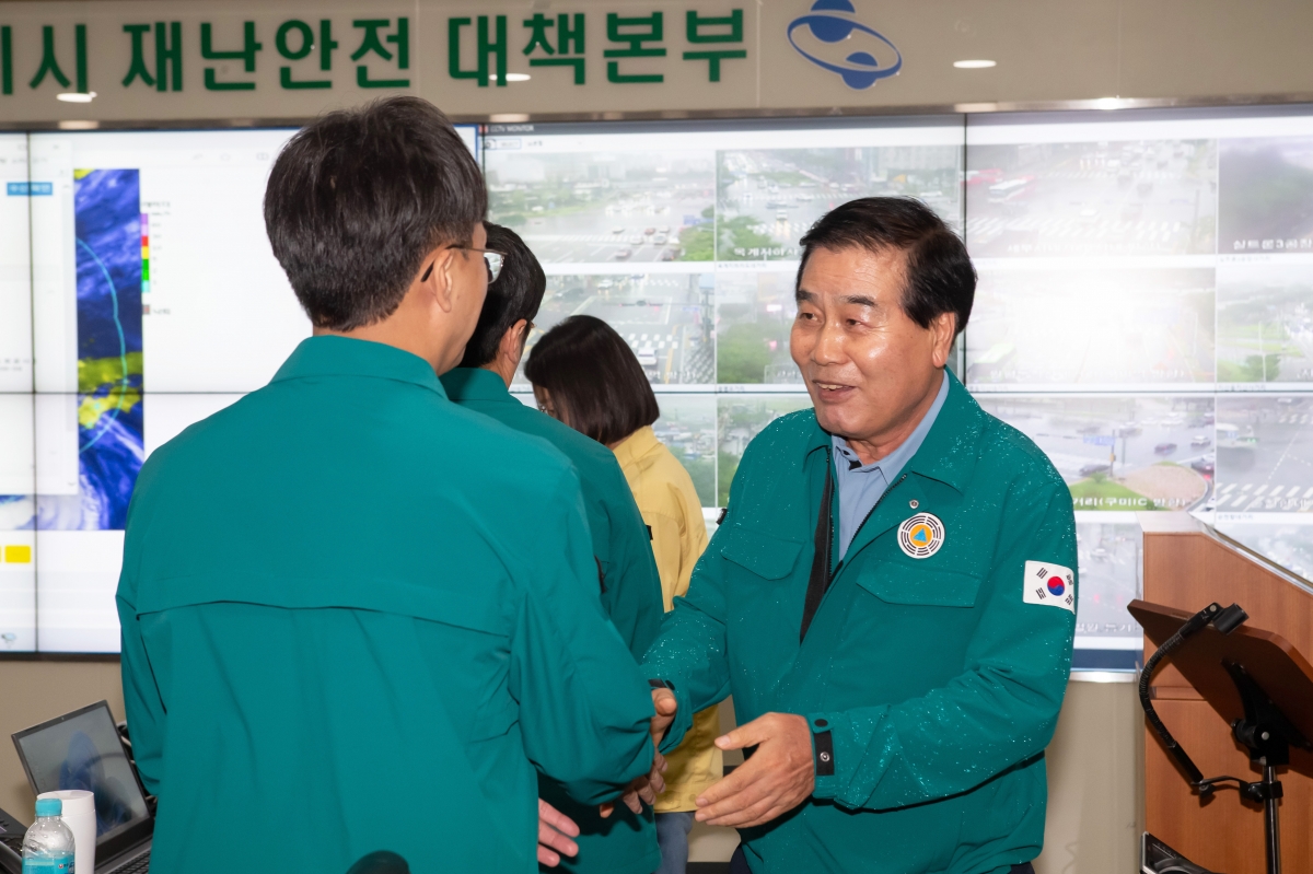 20230809-001[_P7U9793-제6호 태풍 카눈 구미시 재난안전대책본부 방문 격려.jpg