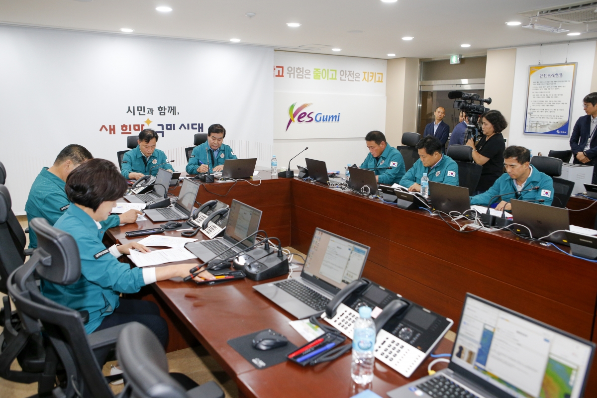 20230809-009[_P7U9840-1-제6호 태풍 카눈 구미시 재난안전대책본부 방문 격려.jpg