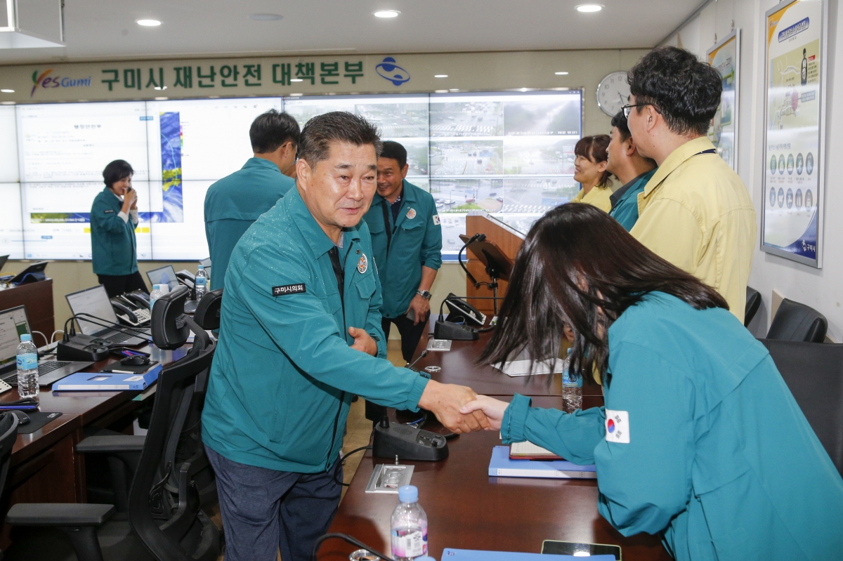 20230809-004[_P7U9808-1-제6호 태풍 카눈 구미시 재난안전대책본부 방문 격려.jpg