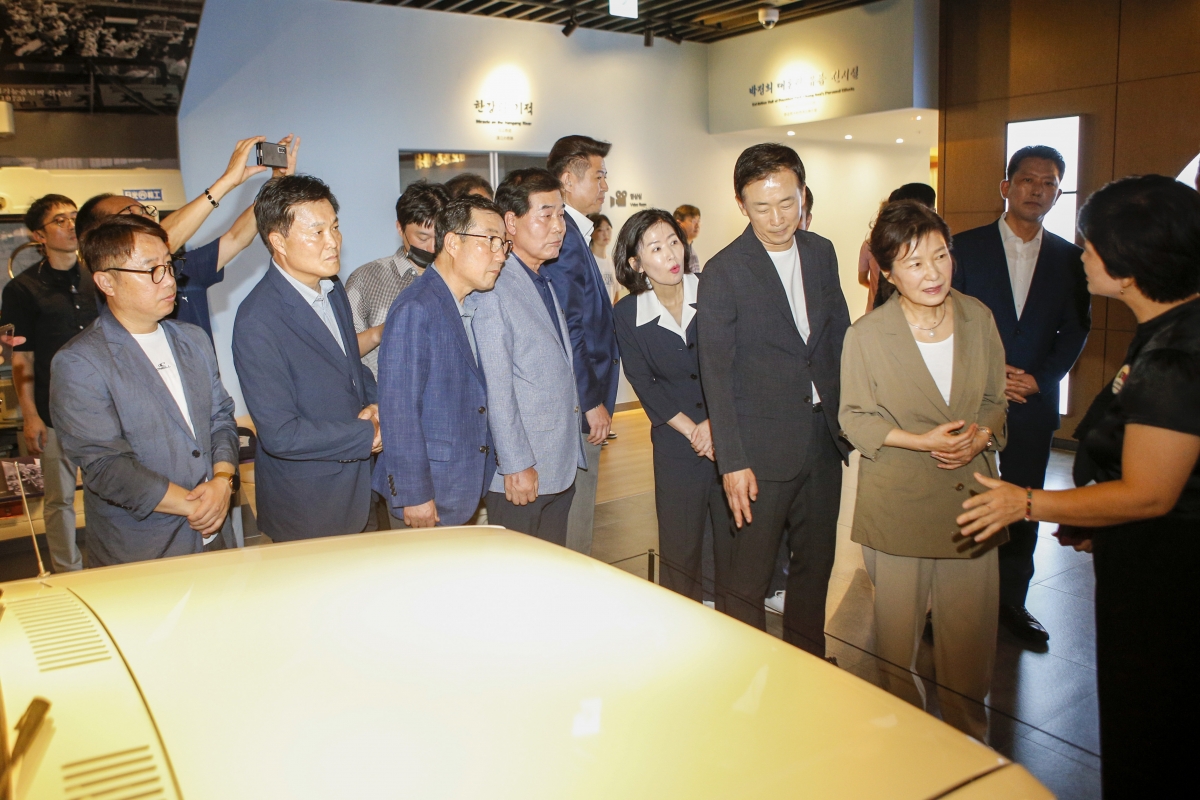 20230815-056[_P7U0548-1-박근혜 전 대통령께서 박정희 대통령 생가 및 역사자료관 방문.jpg