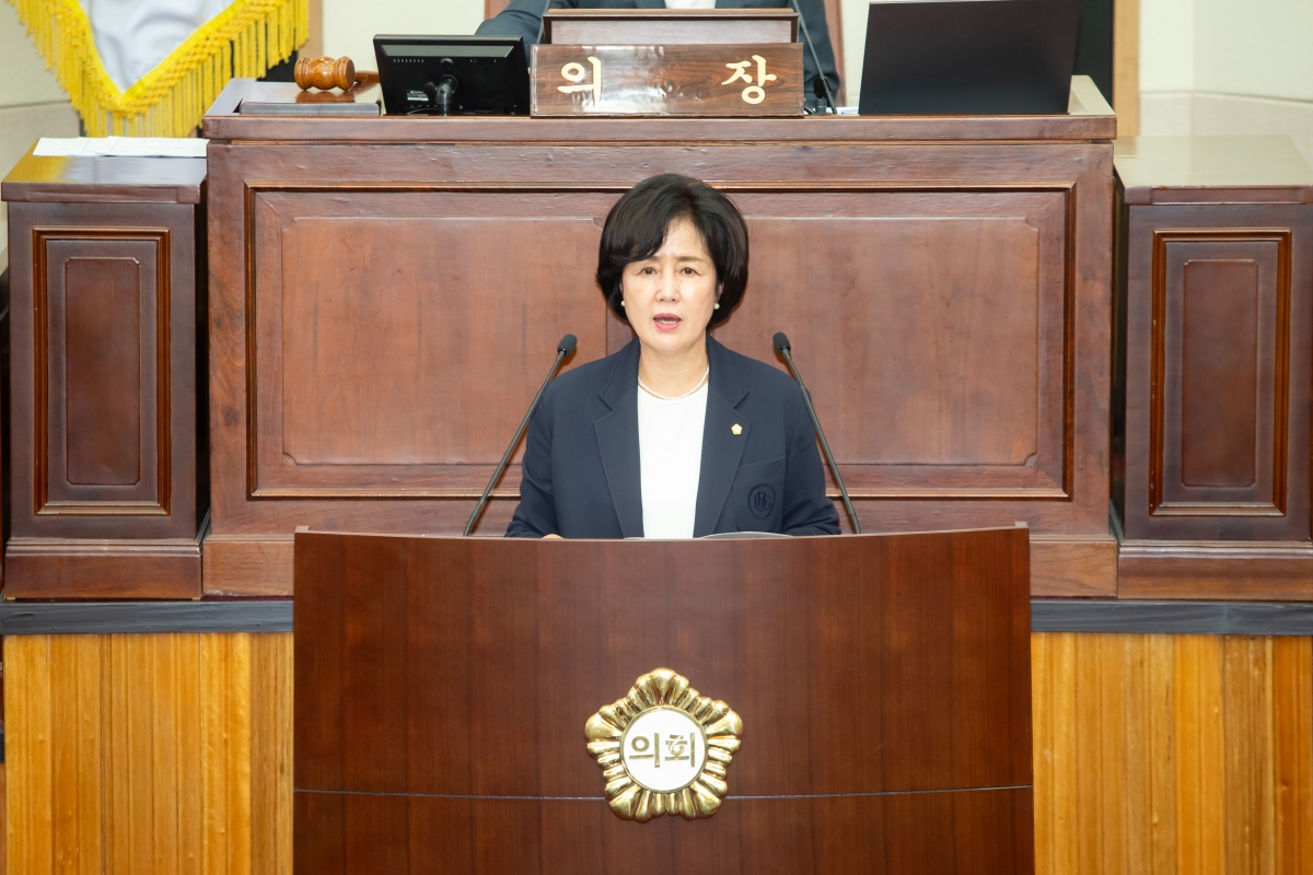 20230906-022[_P7U2245-제270회 임시회 제1차 본회의시 이명희 기획행정위원장 건의문 채택의 건 제안설명.JPG