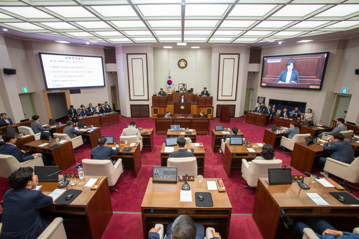 20230906-025[_P7U2253-제270회 임시회 제1차 본회의시 이명희 기획행정위원장 건의문 채택의 건 제안설명.JPG