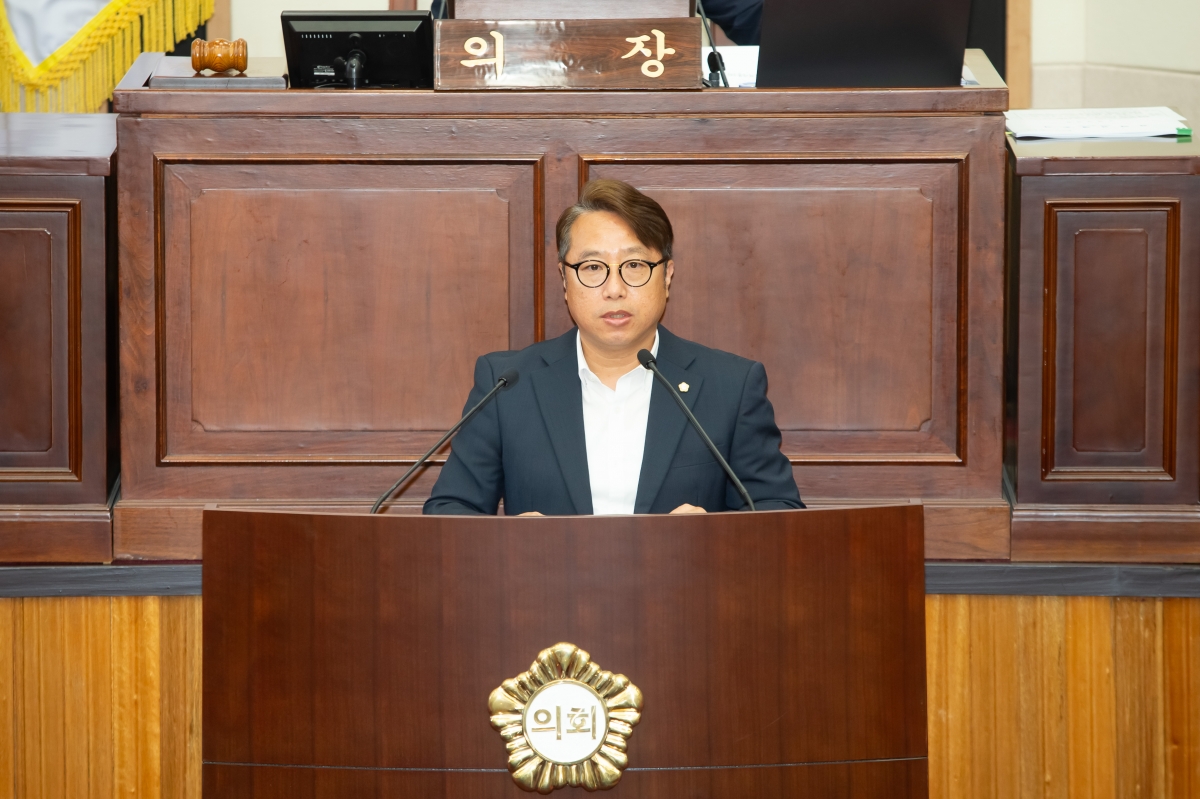 20230914-038[_P7U0845-제270회 임시회 제2차 본회의시 김민성 산업건설위원회 간사 상임위원회 활동결과보고.JPG