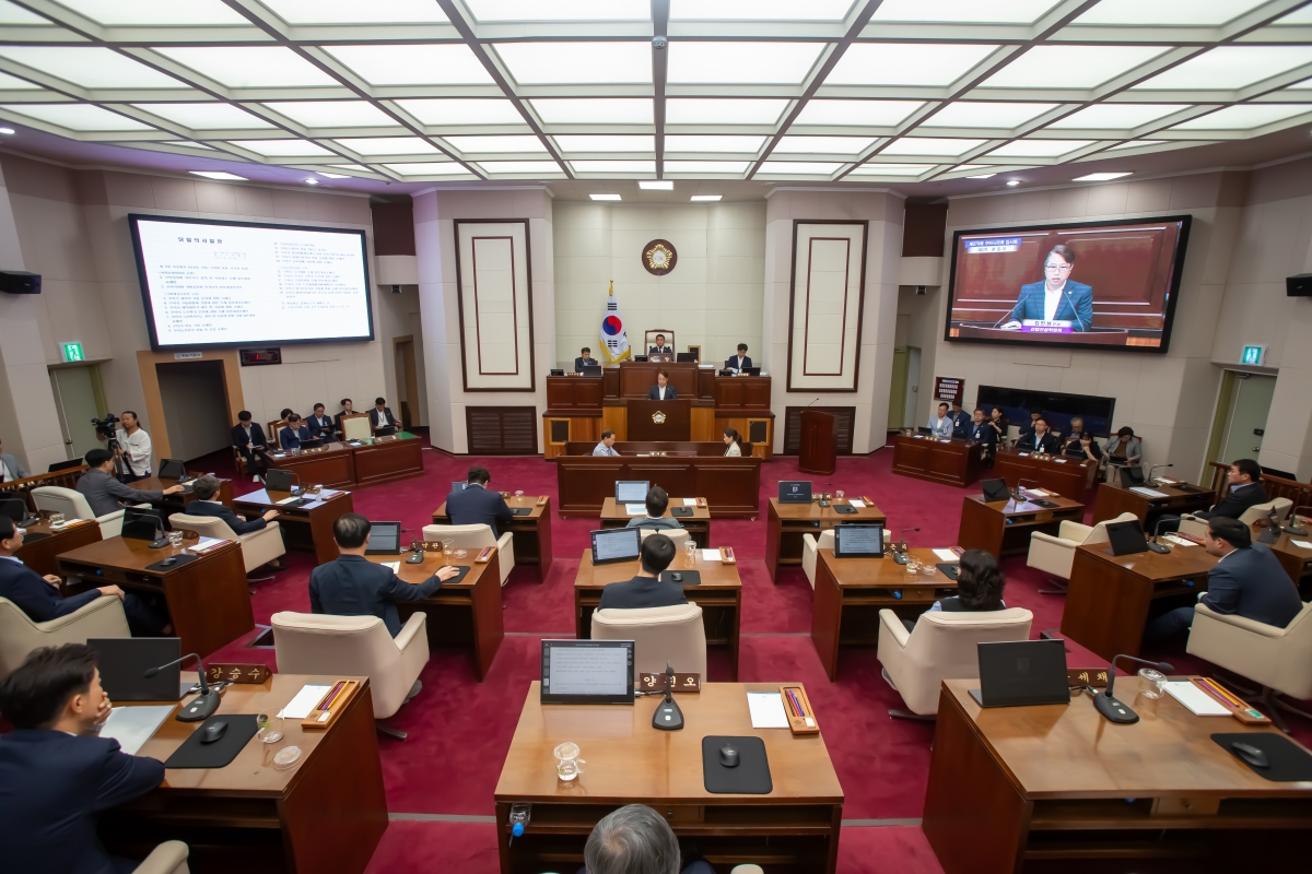 20230914-040[_P7U0851-제270회 임시회 제2차 본회의시 김민성 산업건설위원회 간사 상임위원회 활동결과보고.JPG