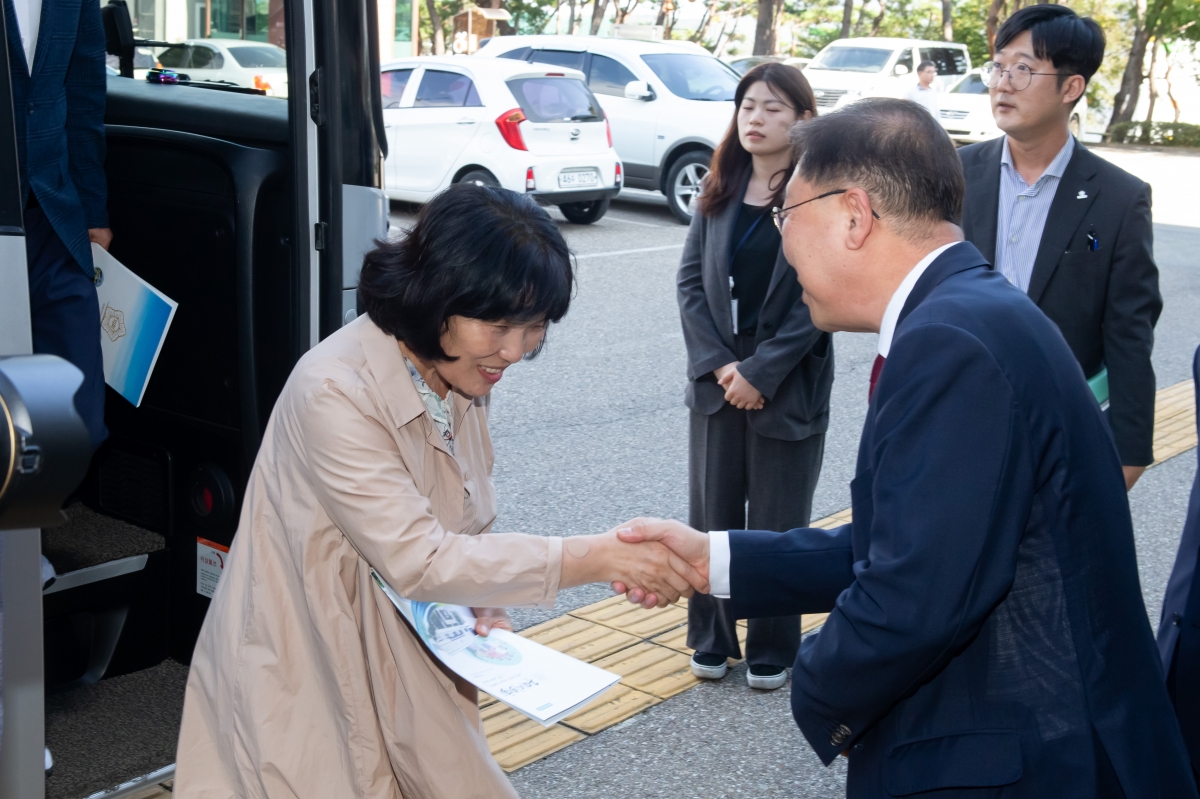 20231011-002[_P7U3200-의원연구단체 자치법규 연구회 문경시의회 방문.JPG