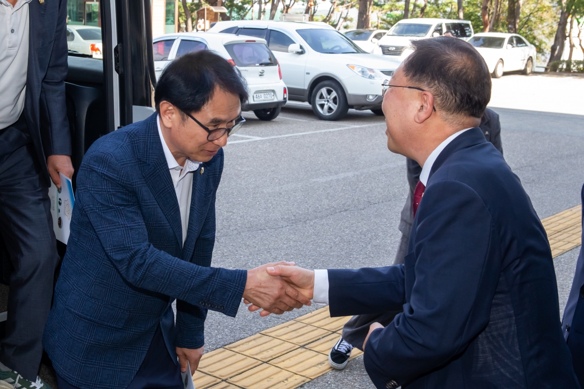20231011-003[_P7U3202-의원연구단체 자치법규 연구회 문경시의회 방문.JPG
