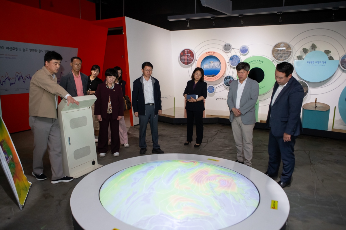 20231012-015[_P7U3604-의원연구단체 탄소중립 연구회 김천녹색미래과학관 방문.JPG