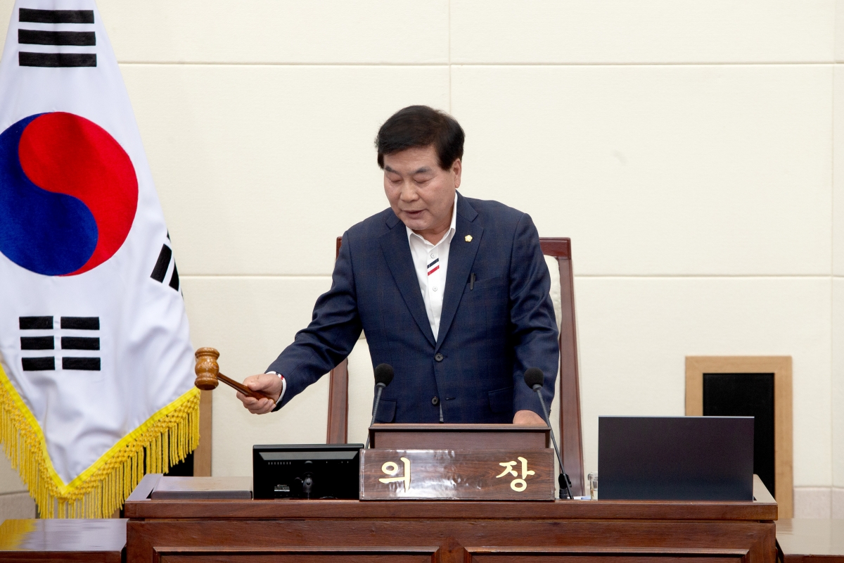 20231016-012[_P7U4284-제271회 임시회 제1차 본회의시 안주찬 의장 회의주재.jpg