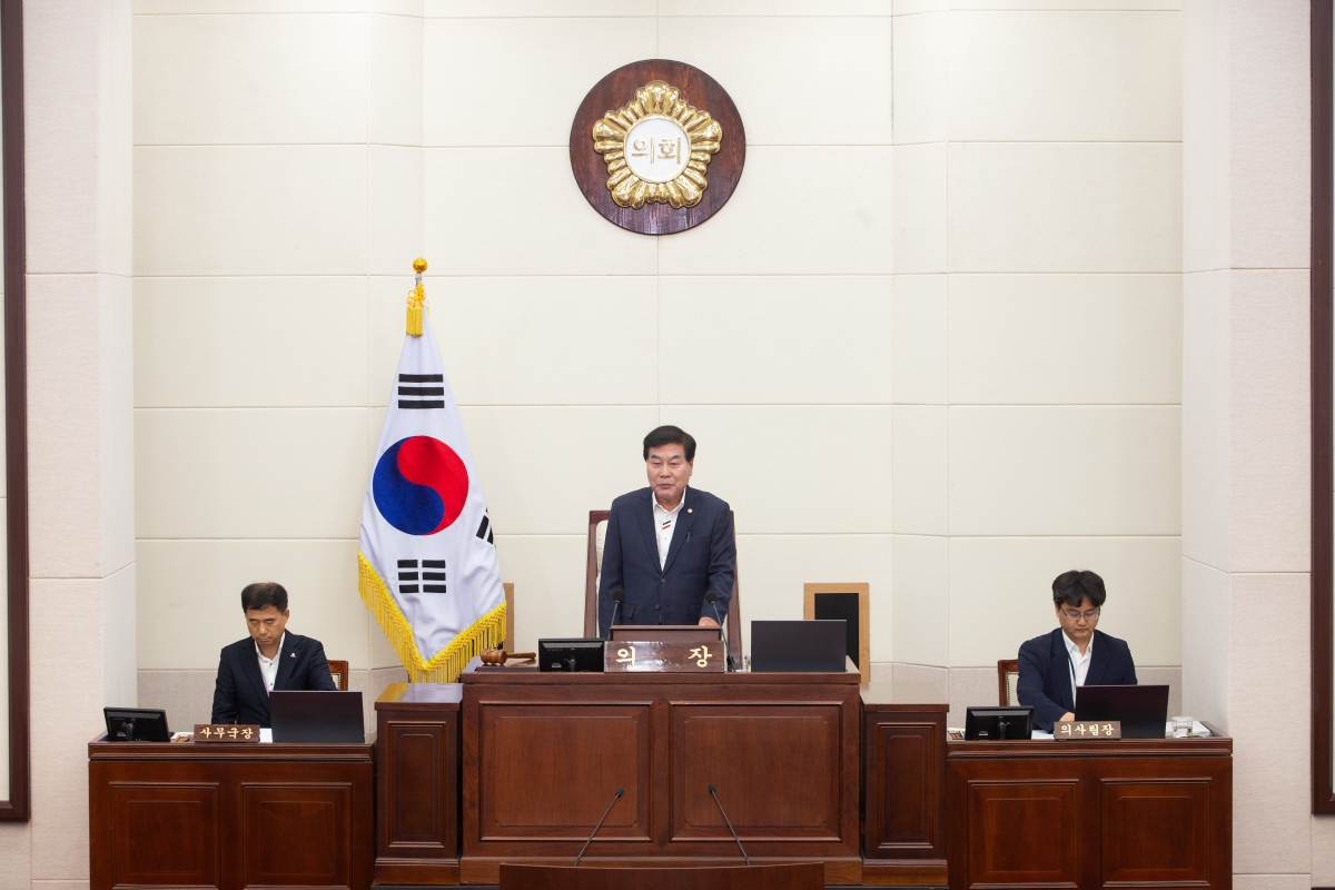 20231016-010[_P7U4277-제271회 임시회 제1차 본회의시 안주찬 의장 회의주재.jpg