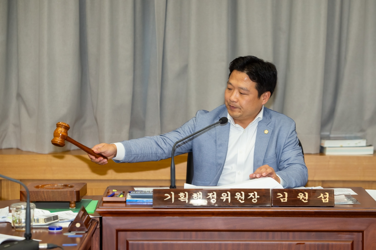 20231018-001[_P7U4526-제271회 임시회 기획행정위원회 조례안 심사안 심사활동.jpg