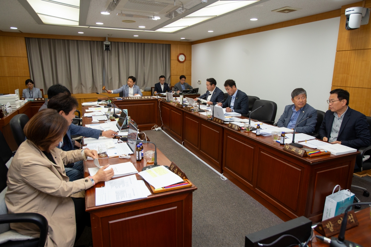 20231018-002[_P7U4530-제271회 임시회 기획행정위원회 조례안 심사안 심사활동.jpg