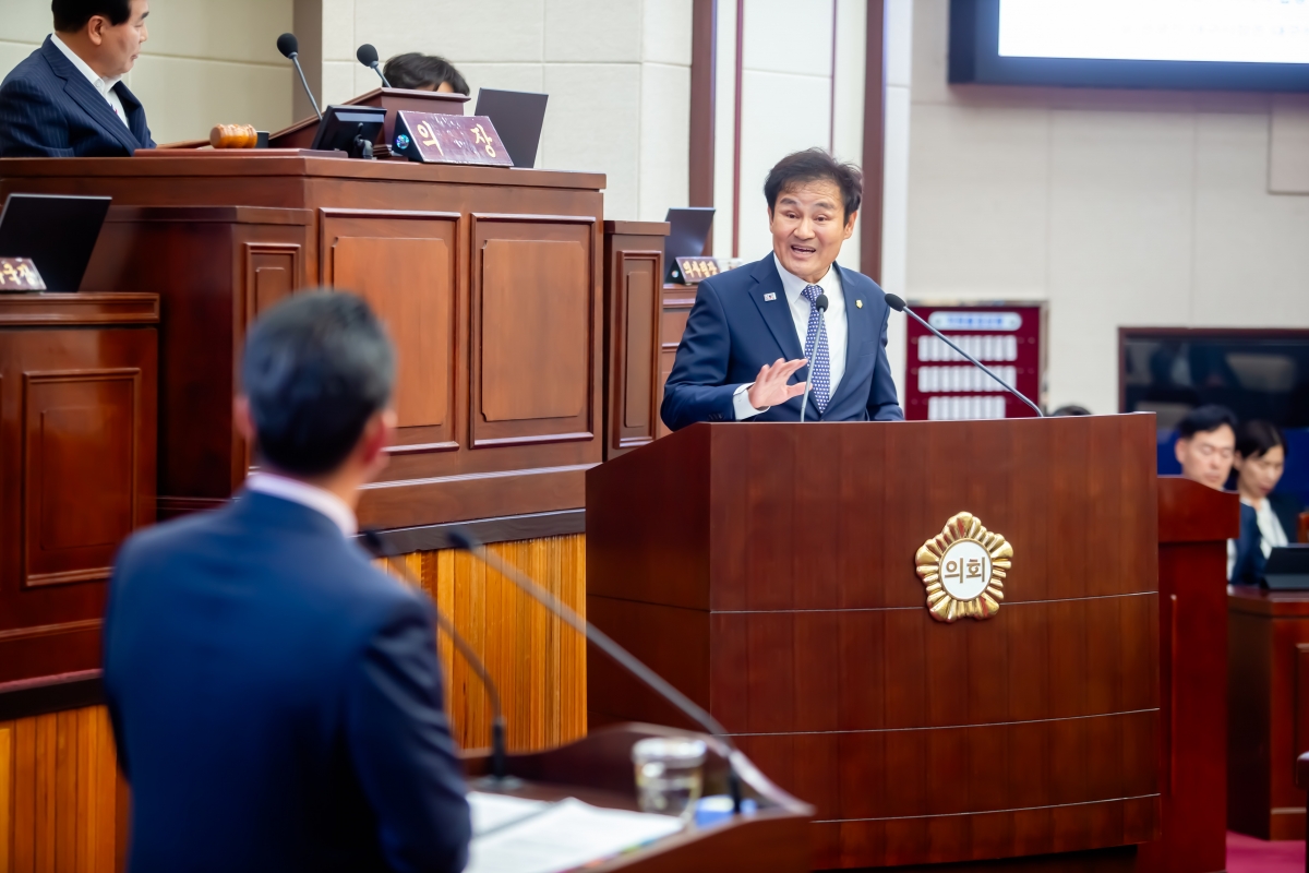 20231025-024[_P7U5848-제271회 임시회 제2차 본회의시 김재우 의원 시정질문.jpg