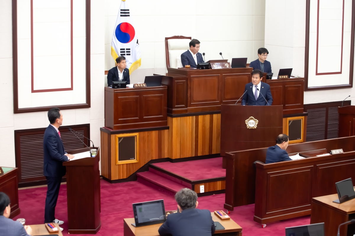 20231025-015[_P7U5812-제271회 임시회 제2차 본회의시 김재우 의원 시정질문.jpg