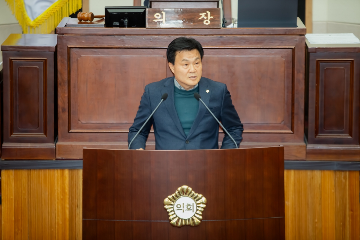 20231025-030[_P7U5866-제271회 임시회 제2차 본회의시 김영태 의회운영위원장 심사결과보고.jpg