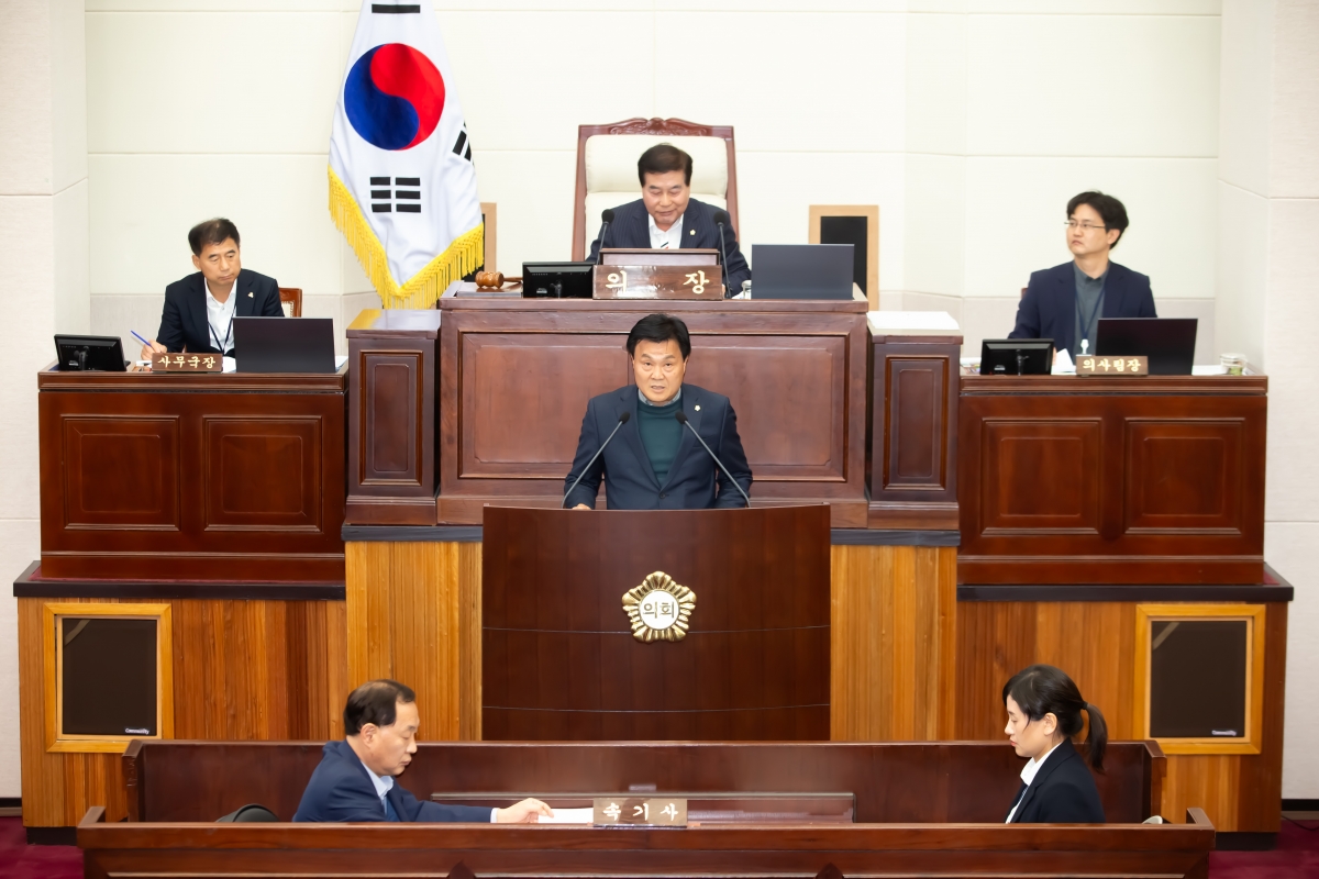 20231025-031[_P7U5870-제271회 임시회 제2차 본회의시 김영태 의회운영위원장 심사결과보고.jpg