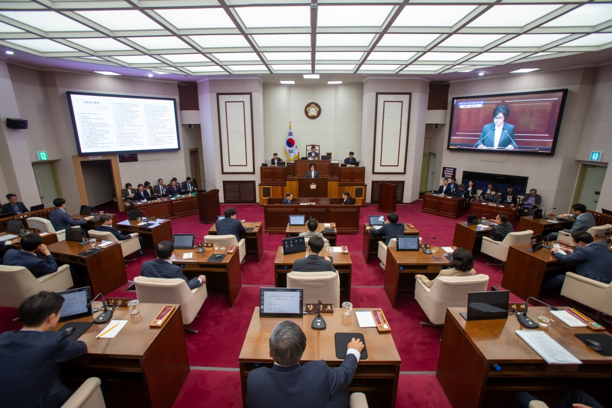 20231025-035[_P7U5884-제271회 임시회 제2차 본회의시 이명희 기획행정위원장 심사결과보고.jpg