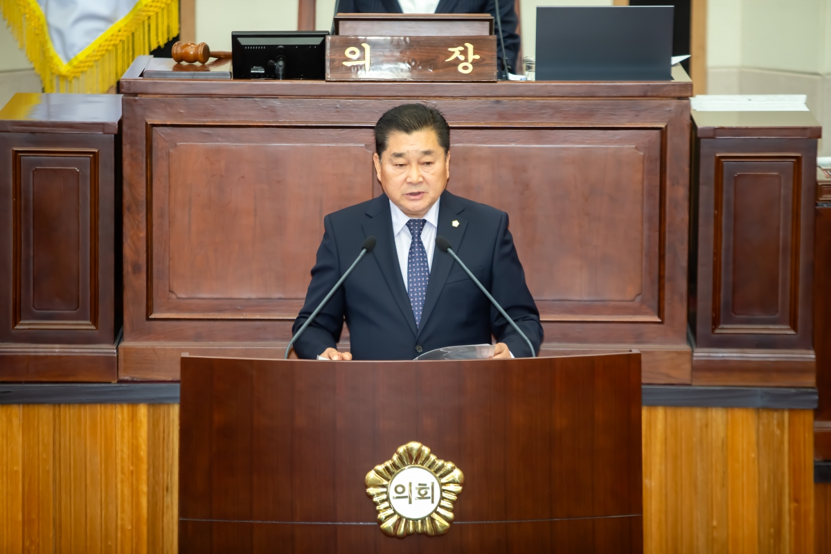 20231025-037[_P7U5890-제271회 임시회 제2차 본회의시 박세채 산업건설위원장 심사결과보고.jpg