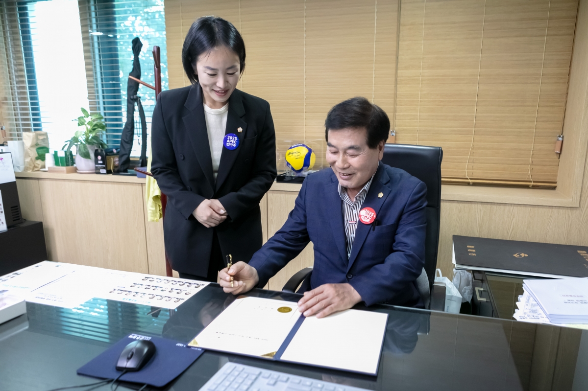 20231018-024[IMG_7293-경주시의회 2025 APEC 경주유치지원특별위원회 의원일행 의장실 방문.jpg