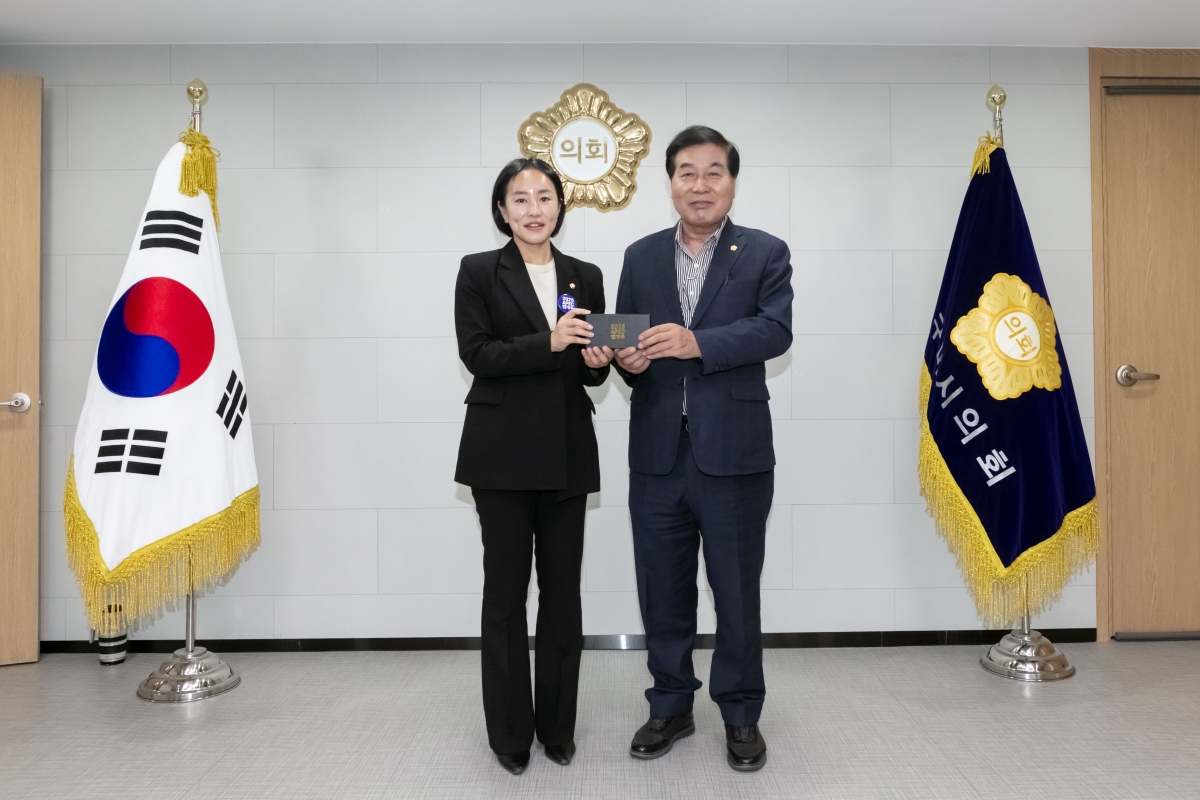 20231018-017[IMG_7261-경주시의회 2025 APEC 경주유치지원특별위원회 의원일행 의장실 방문.jpg