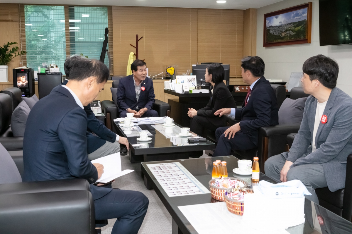 20231018-032[IMG_7326-경주시의회 2025 APEC 경주유치지원특별위원회 의원일행 의장실 방문.jpg
