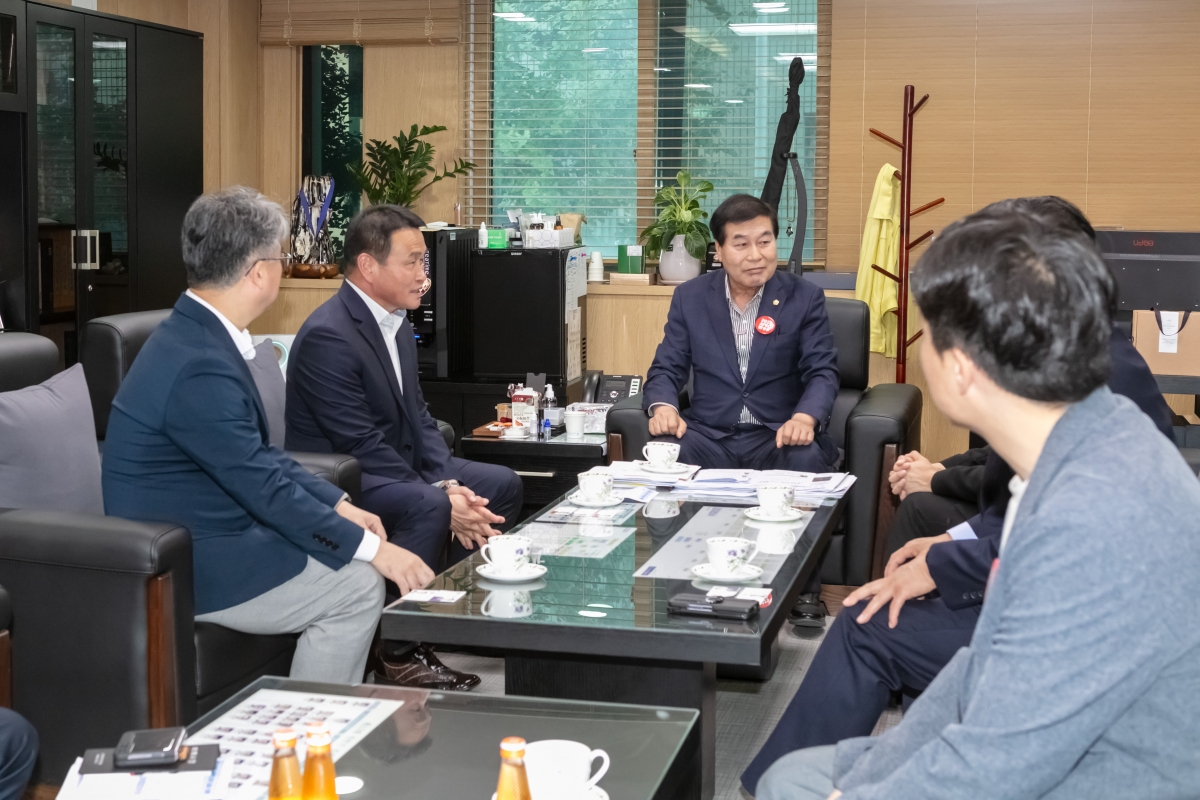 20231018-031[IMG_7323-경주시의회 2025 APEC 경주유치지원특별위원회 의원일행 의장실 방문.jpg