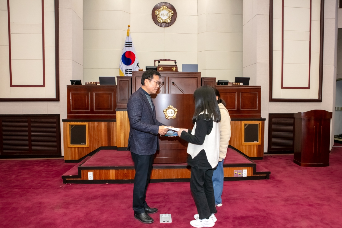 20231114-135[IMG_8026-굳네이버스 아동권리모니터링단 의회 방문.jpg
