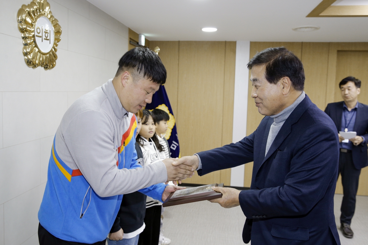 20231115-002[_P7U8947 복사-의정유공자표창 수여식.jpg