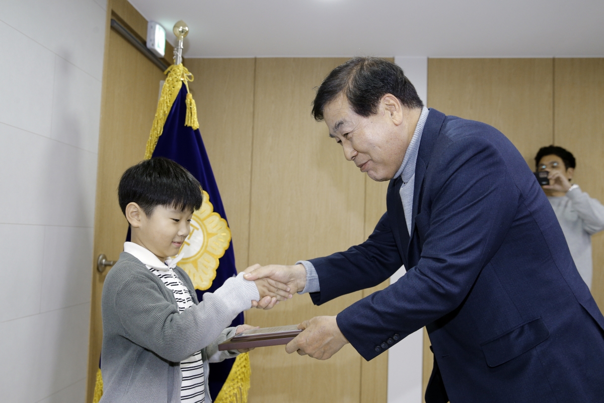 20231115-006[_P7U8957 복사-의정유공자표창 수여식.jpg