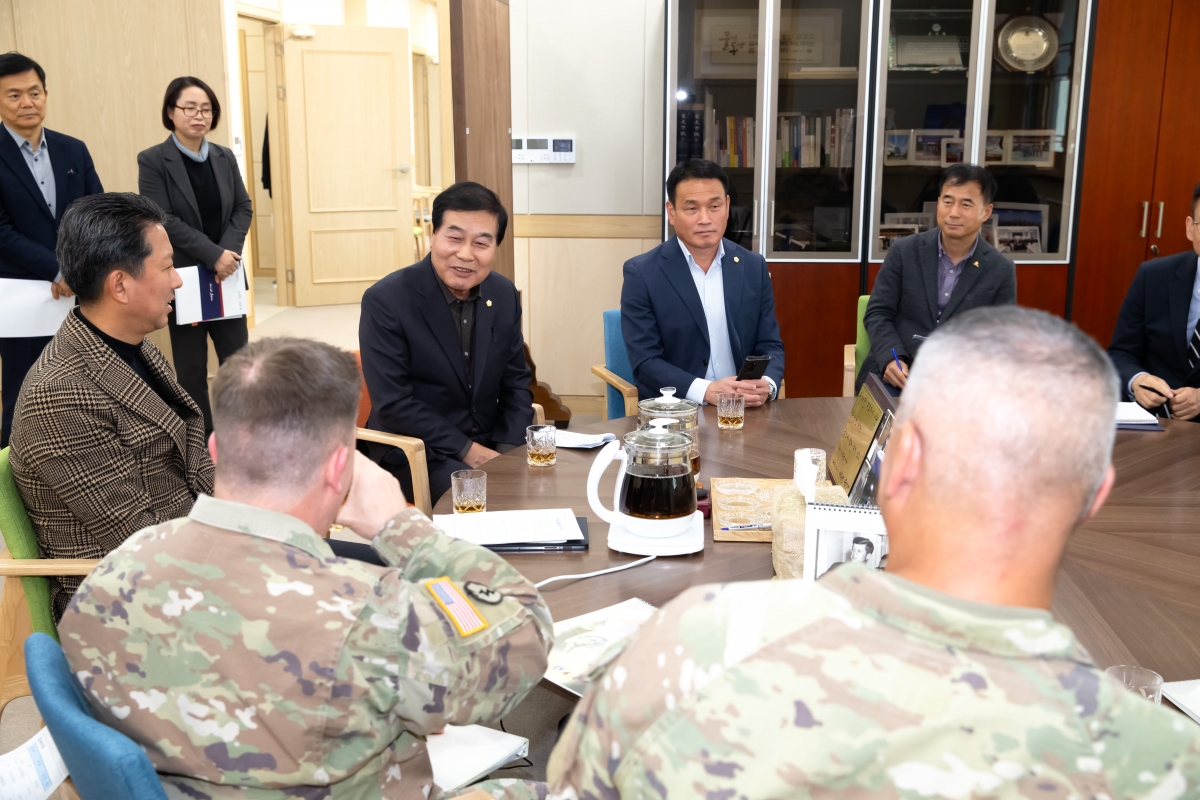 20231120-011[_P7U9549-구미시 주한미군 498전투지원부대 구미시의회 상호교류 협약 체결식.jpg