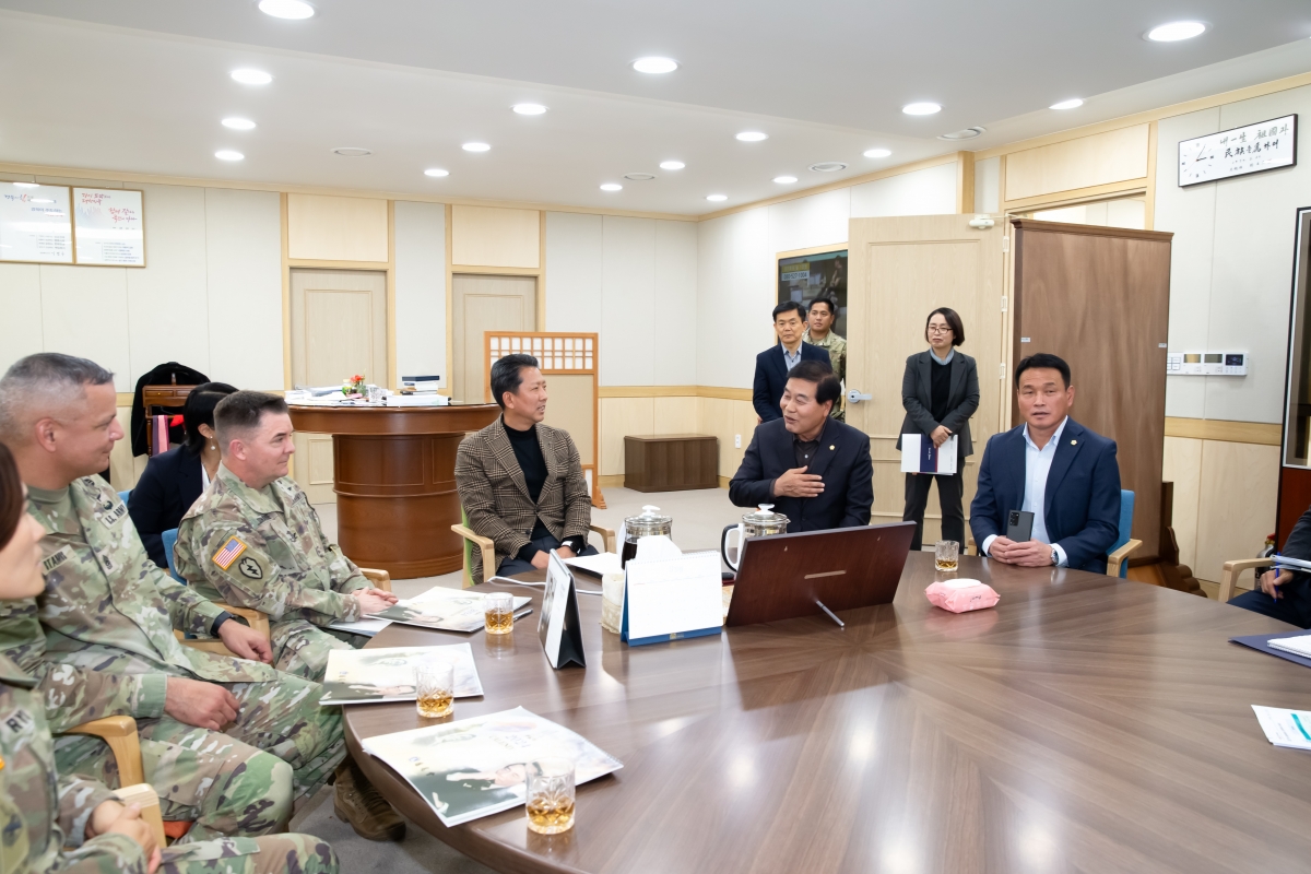 20231120-010[_P7U9543-구미시 주한미군 498전투지원부대 구미시의회 상호교류 협약 체결식.jpg
