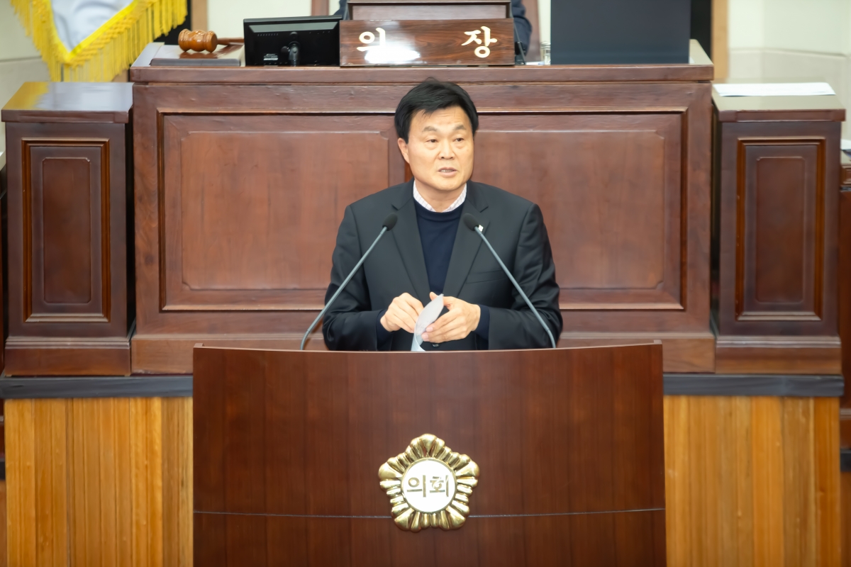 20231127-026[_P7U0691-제272회 제2차 정례회 제1차 본회의시 김영태 의회운영위원장 예산결산특별위원회 구성결의안 제안설명.jpg